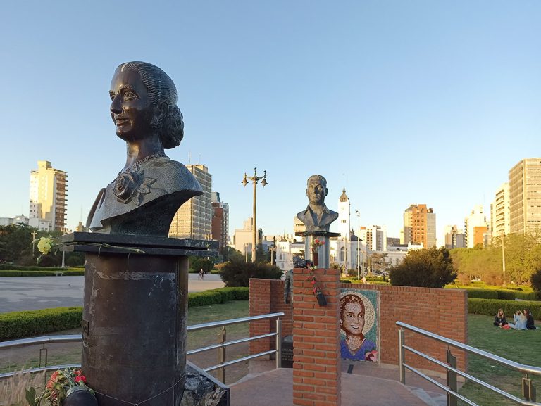 Büste von Edita Perron auf einem großen Platz in La Plata. Im Hintergrund Hochhäuser