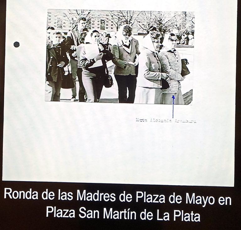 Altes Schwarzweiß Foto der Madres am Plaza de Mayo 1981