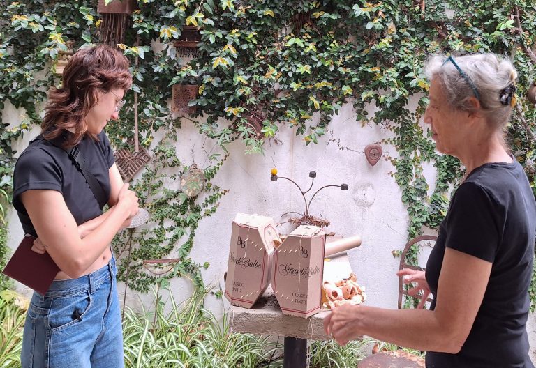 Catalina Poggio mit Susanne Kompast vor dem Weinkartonobjekt