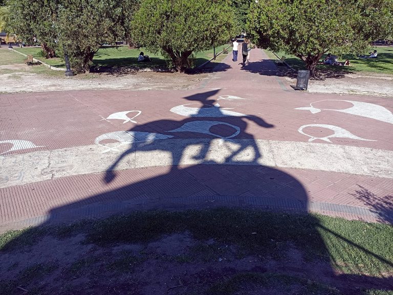 Schatten eines Reitstandbildes auf der Plaza San Martin